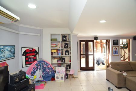 Casa de condomínio à venda com 1000m², 6 quartos e 2 vagasSala TV