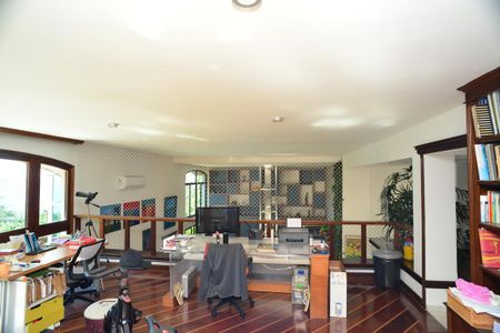 Casa de condomínio à venda com 1000m², 6 quartos e 2 vagasEscritório