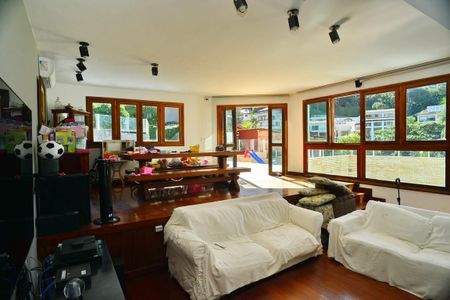 Casa de condomínio à venda com 1000m², 6 quartos e 2 vagasSala