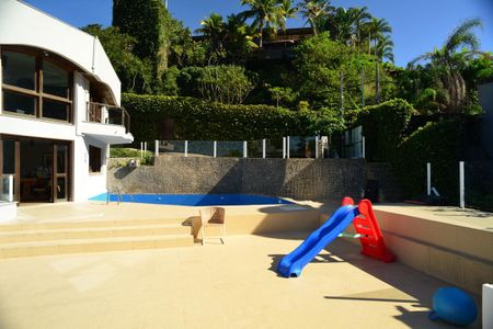 Casa de condomínio à venda com 1000m², 6 quartos e 2 vagasExternas