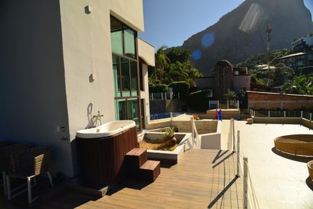 Casa de condomínio à venda com 1000m², 6 quartos e 2 vagasExternas