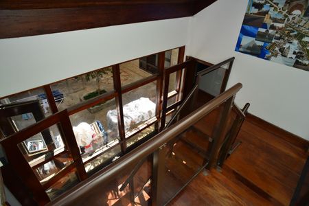Casa de condomínio à venda com 1000m², 6 quartos e 2 vagasEscada de Acesso