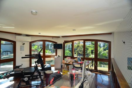 Casa de condomínio à venda com 1000m², 6 quartos e 2 vagasEscritório