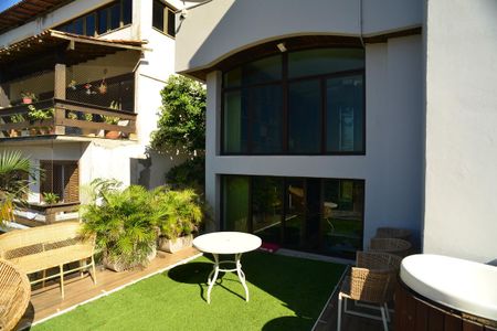 Casa de condomínio à venda com 1000m², 6 quartos e 2 vagasExternas