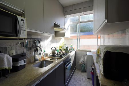 Cozinha de apartamento à venda com 2 quartos, 44m² em Menino Deus, Porto Alegre