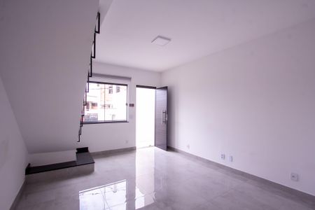 Sala de casa para alugar com 2 quartos, 64m² em Mutondo, São Gonçalo