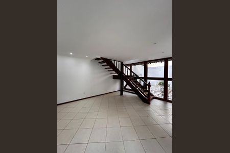 Casa de condomínio à venda com 250m², 3 quartos e 2 vagasSala