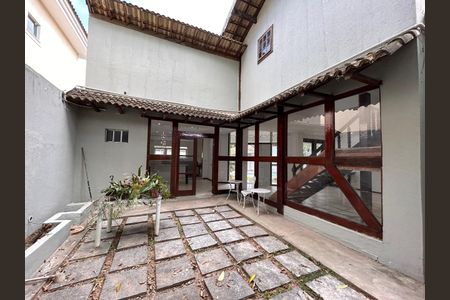 Casa de condomínio à venda com 250m², 3 quartos e 2 vagasÁrea externa