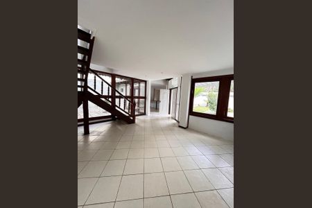 Casa de condomínio à venda com 250m², 3 quartos e 2 vagasSala