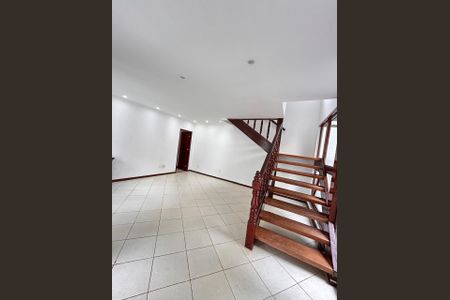 Casa de condomínio à venda com 250m², 3 quartos e 2 vagasSala