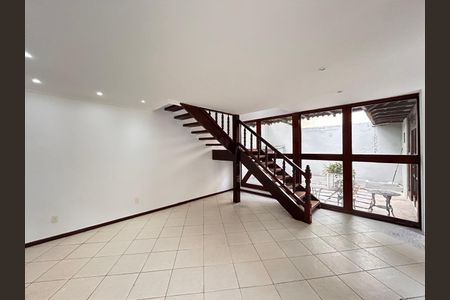 Casa de condomínio à venda com 250m², 3 quartos e 2 vagasSala