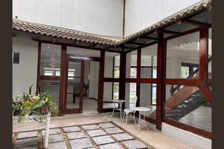 Casa de condomínio à venda com 250m², 3 quartos e 2 vagasÁrea externa