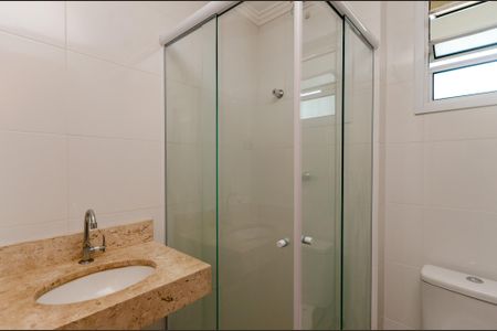 Banheiro de kitnet/studio para alugar com 1 quarto, 45m² em São Domingos, São Paulo