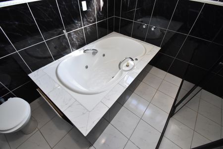 Casa para alugar com 450m², 3 quartos e 12 vagasBanheiro da Suíte 1