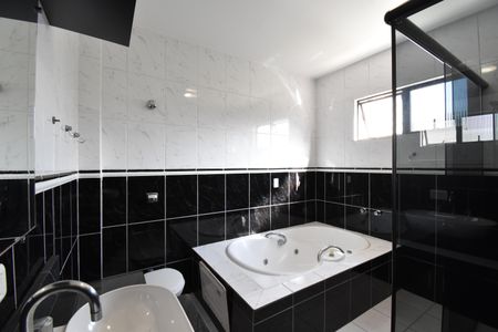 Casa para alugar com 450m², 3 quartos e 12 vagasBanheiro da Suíte 1