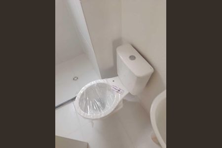 Banheiro de apartamento para alugar com 2 quartos, 42m² em Residencial Frei Galvão, Goiânia