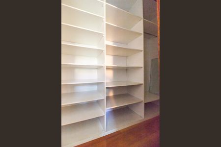 Casa de condomínio para alugar com 246m², 7 quartos e 4 vagas Casa de condomínio para alugar com 246m², 7 quartos e 4 vagasCloset da suíte