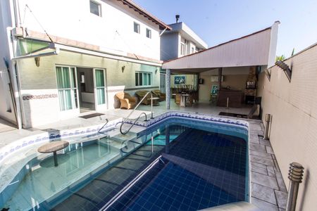 Casa de condomínio para alugar com 246m², 7 quartos e 4 vagas Casa de condomínio para alugar com 246m², 7 quartos e 4 vagasPiscina