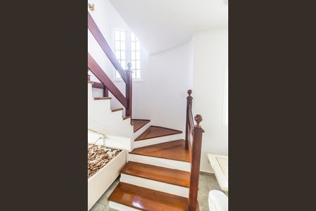 Casa de condomínio para alugar com 246m², 7 quartos e 4 vagas Casa de condomínio para alugar com 246m², 7 quartos e 4 vagasEscada