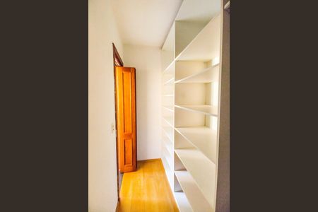 Casa de condomínio para alugar com 246m², 7 quartos e 4 vagas Casa de condomínio para alugar com 246m², 7 quartos e 4 vagasCloset da suíte