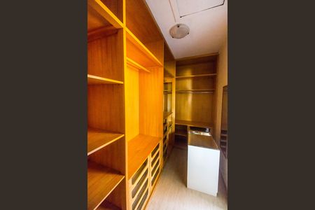 Casa de condomínio para alugar com 246m², 7 quartos e 4 vagas Casa de condomínio para alugar com 246m², 7 quartos e 4 vagasCloset da suíte