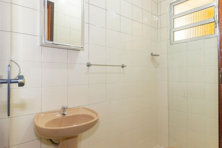 Banheiro de casa para alugar com 1 quarto, 30m² em Vila Palmeiras, São Paulo