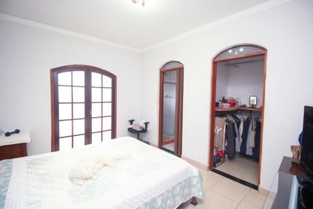 Casa à venda com 305m², 4 quartos e 7 vagasSuíte 1