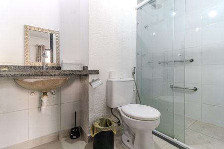 Banheiro de kitnet/studio para alugar com 1 quarto, 35m² em Higienópolis, São Paulo