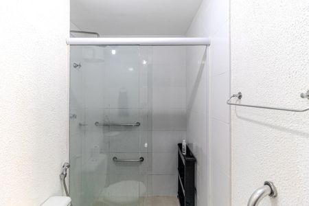 Banheiro de kitnet/studio para alugar com 1 quarto, 35m² em Higienópolis, São Paulo