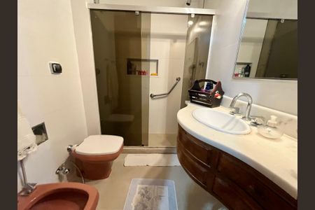 Apartamento à venda com 205m², 4 quartos e 2 vagasBanheiro social