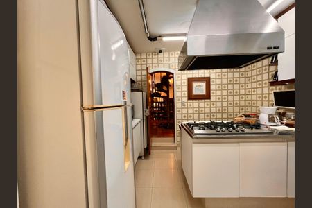 Apartamento à venda com 205m², 4 quartos e 2 vagasCozinha 