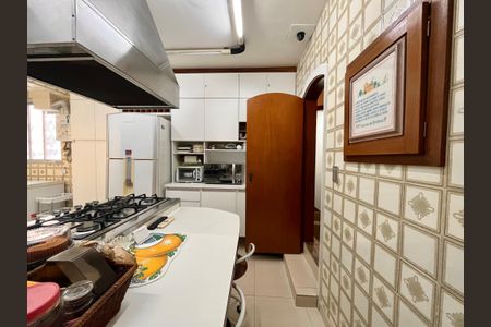 Apartamento à venda com 205m², 4 quartos e 2 vagasCozinha 