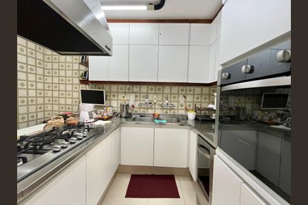 Apartamento à venda com 205m², 4 quartos e 2 vagasCozinha 