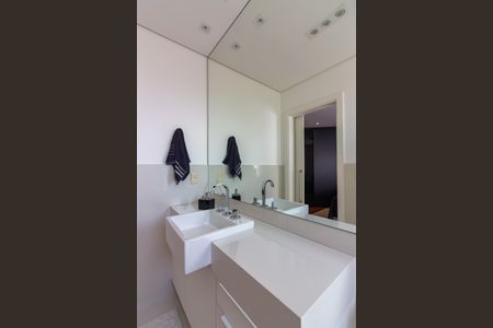 Casa à venda com 437m², 3 quartos e 7 vagasBanheiro da Suíte 1
