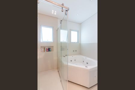 Casa à venda com 437m², 3 quartos e 7 vagasBanheiro da Suíte 2