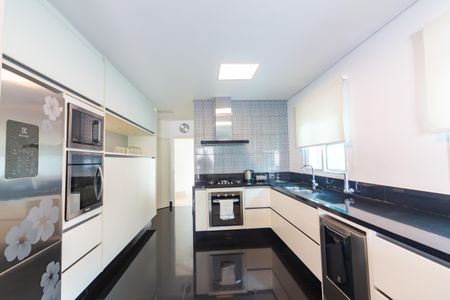 Casa à venda com 437m², 3 quartos e 7 vagasCozinha 