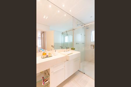 Casa à venda com 437m², 3 quartos e 7 vagasBanheiro da Suíte 2