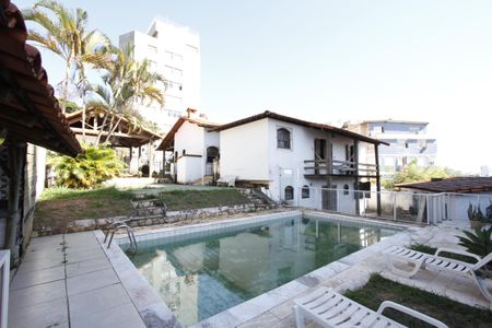 Casa para alugar com 365m², 5 quartos e 8 vagasPiscina
