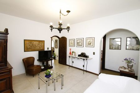 Casa para alugar com 365m², 5 quartos e 8 vagasSala de TV