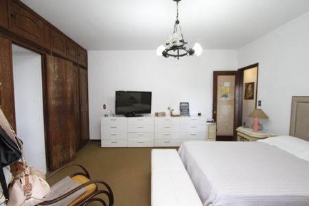 Casa para alugar com 365m², 5 quartos e 8 vagasQuarto 4 - Suíte