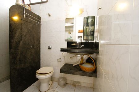 Casa para alugar com 365m², 5 quartos e 8 vagasBanheiro 5