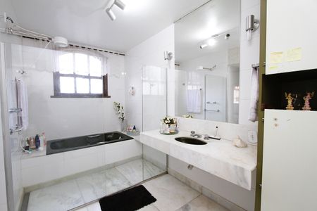 Casa para alugar com 365m², 5 quartos e 8 vagasBanheiro do Quarto 4