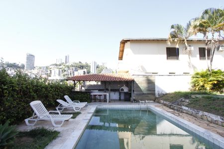Casa para alugar com 365m², 5 quartos e 8 vagasPiscina