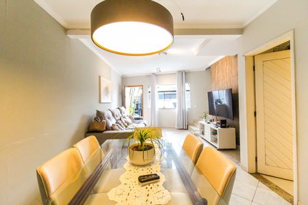 Casa à venda com 98m², 2 quartos e 2 vagas Casa à venda com 98m², 2 quartos e 2 vagasSala