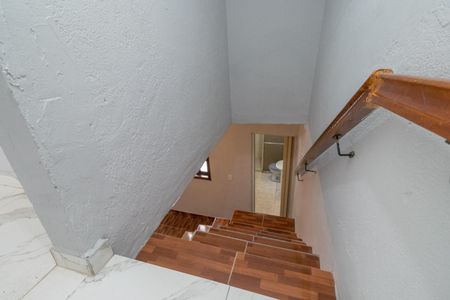 Casa para alugar com 300m², 4 quartos e 3 vagasEscada quarto 4