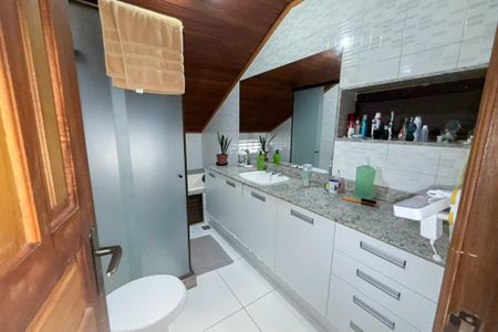 Casa de condomínio à venda com 210m², 4 quartos e 1 vagaBanheiro 4