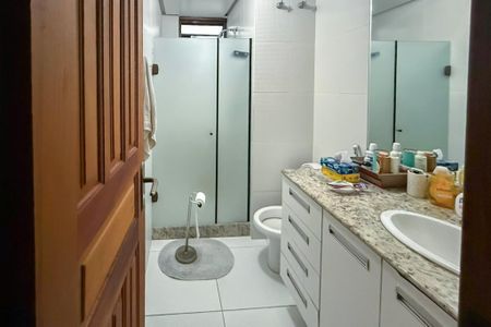Casa de condomínio à venda com 210m², 4 quartos e 1 vagaBanheiro 3