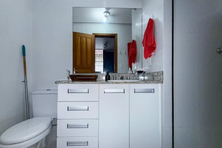 Casa de condomínio à venda com 210m², 4 quartos e 1 vagaBanheiro 2