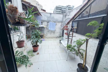 Casa de condomínio à venda com 210m², 4 quartos e 1 vagaQuintal 