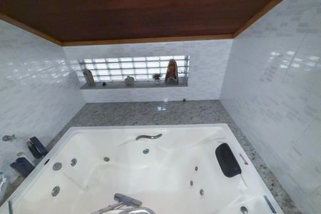 Casa de condomínio à venda com 210m², 4 quartos e 1 vagaBanheiro 4
